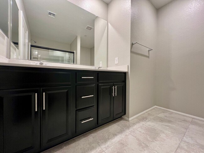 Building Photo - Modern 2-Bedroom Townhome Near Allegiant S...