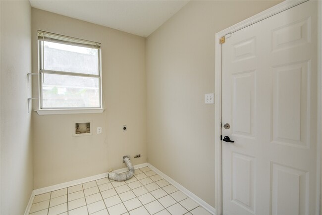 Building Photo - 107 Mango St