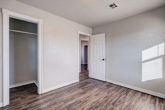 Building Photo - 3 Bed 1.5 Bath in Del City!
