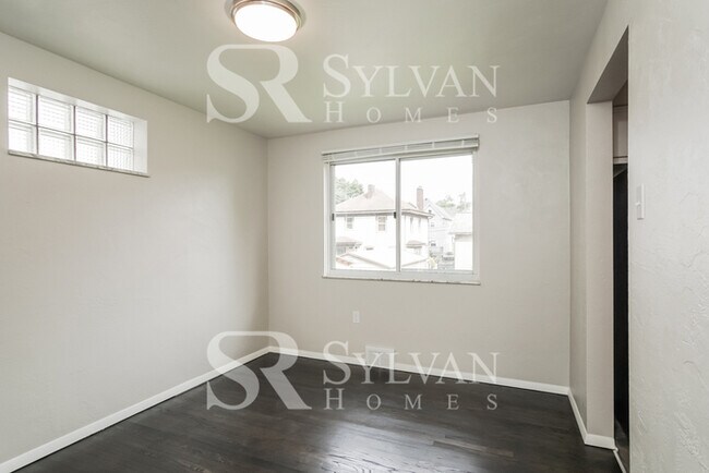 Building Photo - Cheerful and Welcoming Home for You!