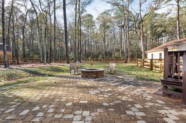 Building Photo - Move In Ready 4 Bedroom House in Yorktown!