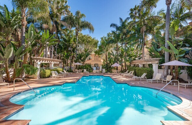 Building Photo - RARELY offered! Top floor three bedroom 2.5 bath El Escorial condo, fully furnished at East Beach.