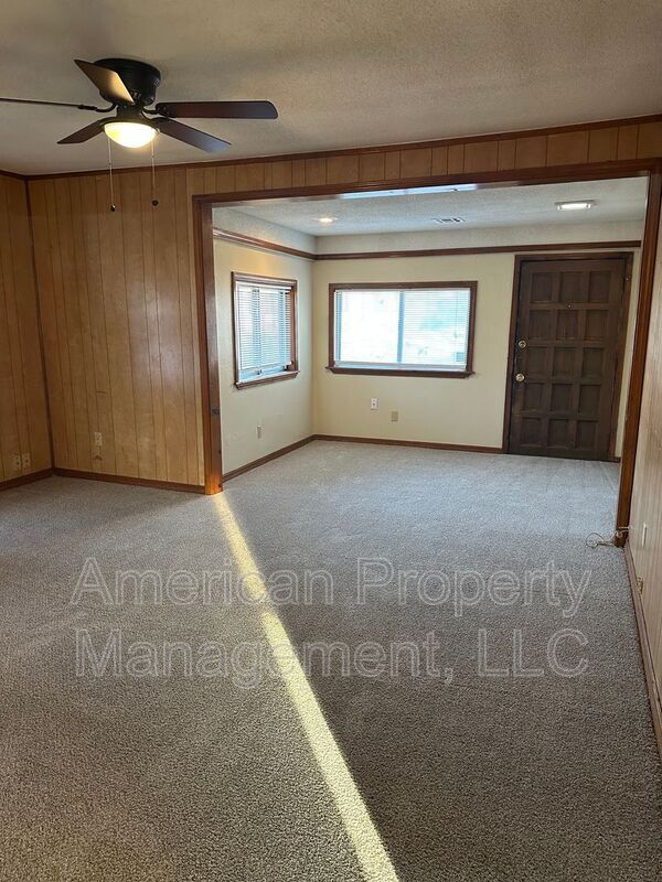 Building Photo - 1928 N Columbia Pl