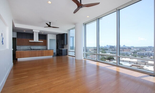 Building Photo - Exquisite Luxury high-rise 2 bedroom, 2bat...