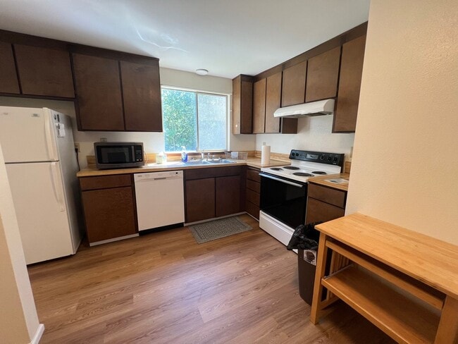 Building Photo - Two Bedroom Duplex in Port Orchard, Availa...