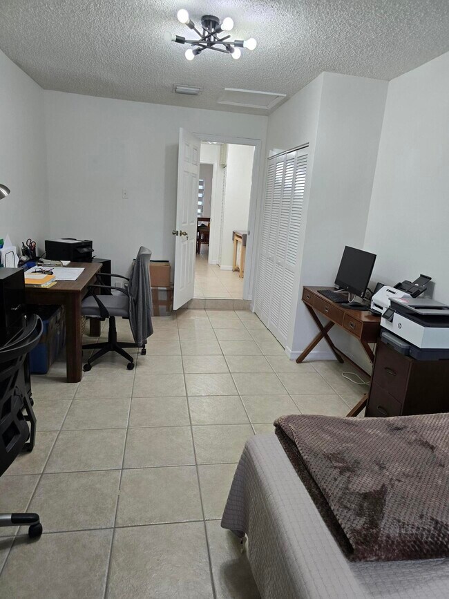 Building Photo - 939 Hibiscus Dr