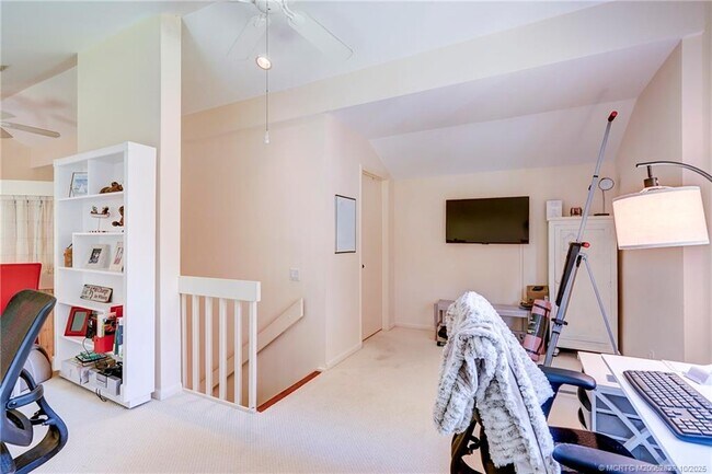 Building Photo - 233 NE Edgewater Dr