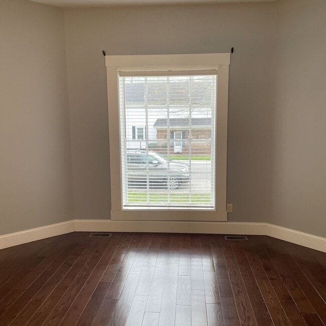 Building Photo - Small Town home ready for lease!