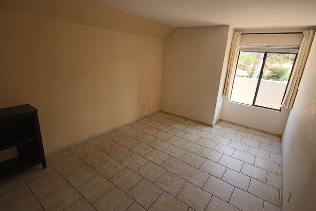Building Photo - Best Priced 2 Bedroom Condo in the Heart of UTC