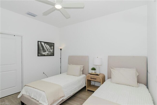 Building Photo - 15275 Green Acre Avenue Unit 338