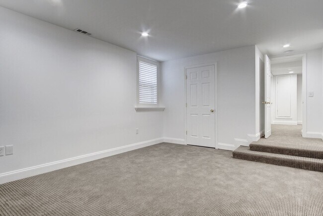 Building Photo - Updated 4 BD, 3.5 BA Stately Colonial on Kalmia RD in NW DC!!