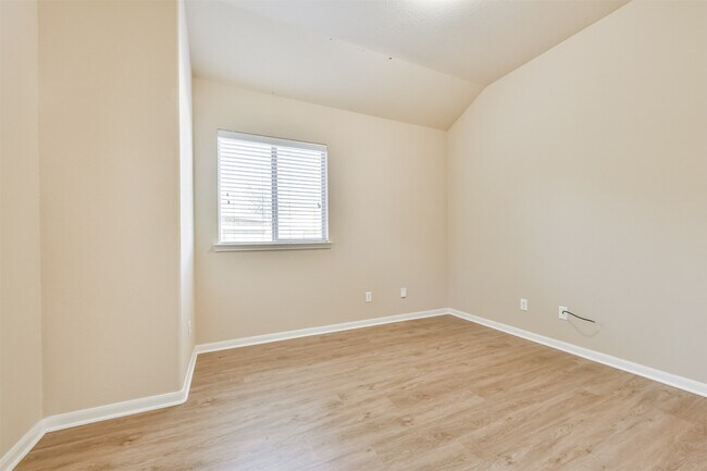 Building Photo - 7201 Valentine Ln