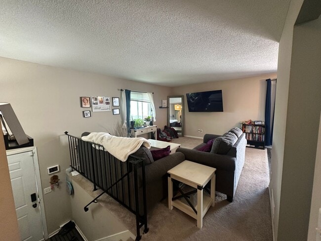 Building Photo - Beautiful 3 bedroom, 2 bath Townhome with ...