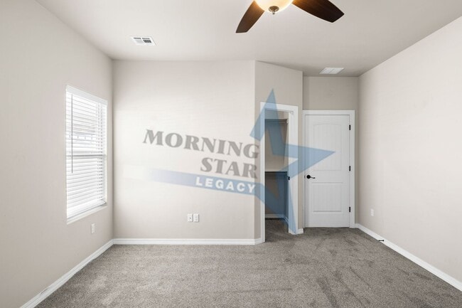 Building Photo - 4 bedroom with 3 bathrooms!!!!