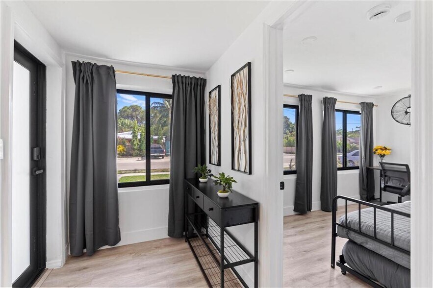 Building Photo - 719 NE 36th St