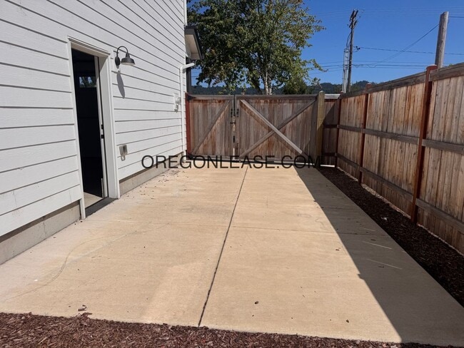 Building Photo - Spacious 4-Bedroom Home in Thurston Area –...