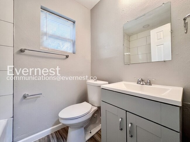 Building Photo - 2 Bed/1 Bath Townhome with Off-Street Parking / Pet-Friendly / Available Now!