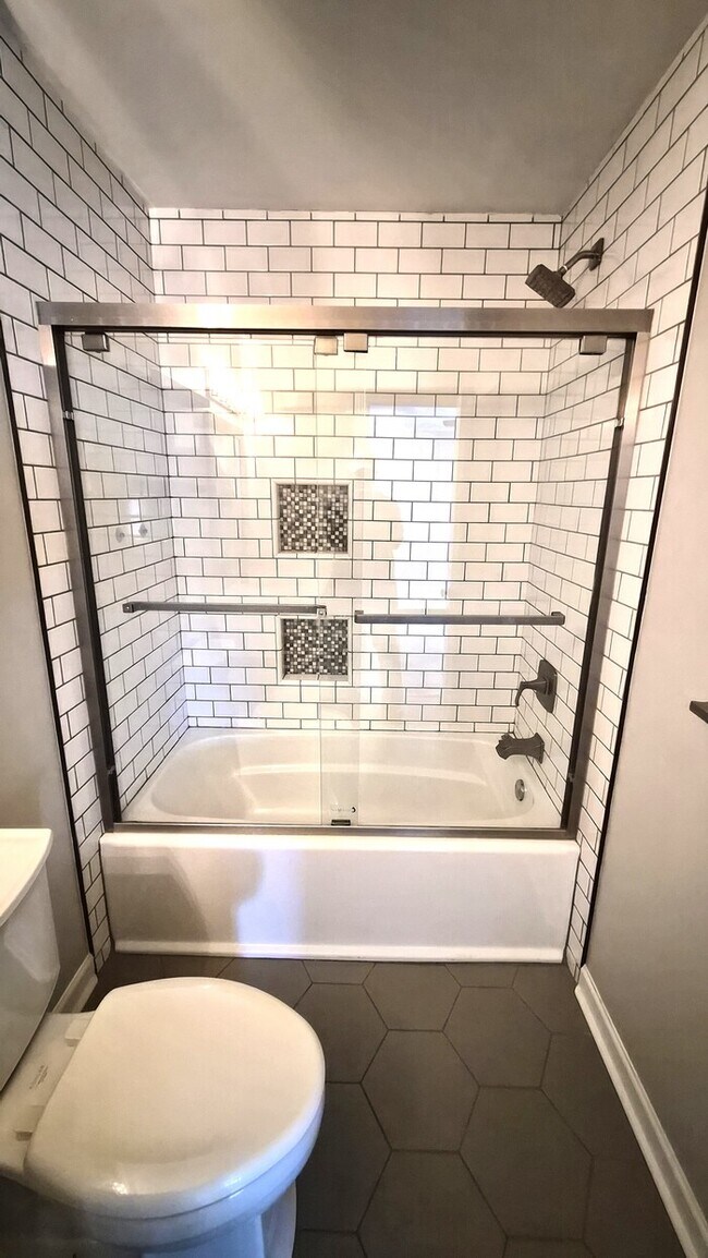 Building Photo - Great Two Bedroom Townhouse Convenient to Downtown Greenville!