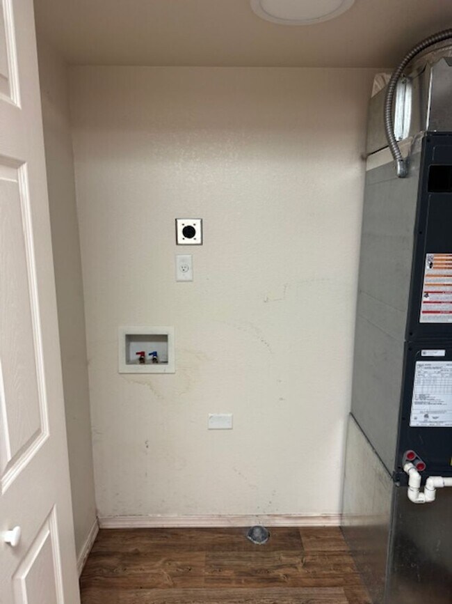 Building Photo - 2 BEDROOM TOWNHOME IN PHOENIX