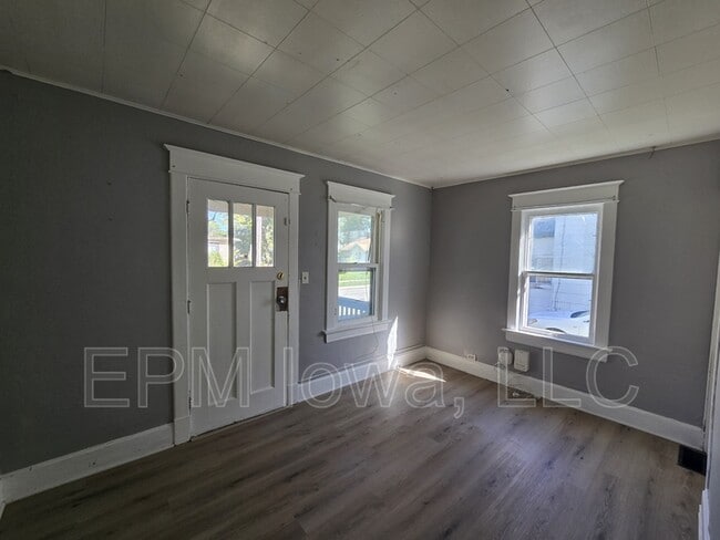 Building Photo - 325 Randall St
