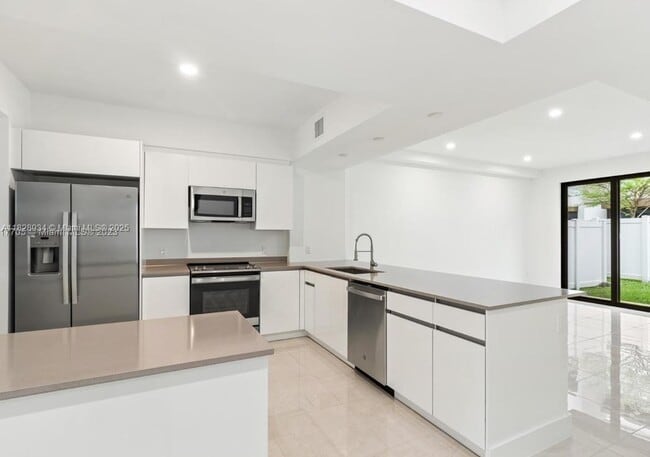Building Photo - 4130 N Oak Pl
