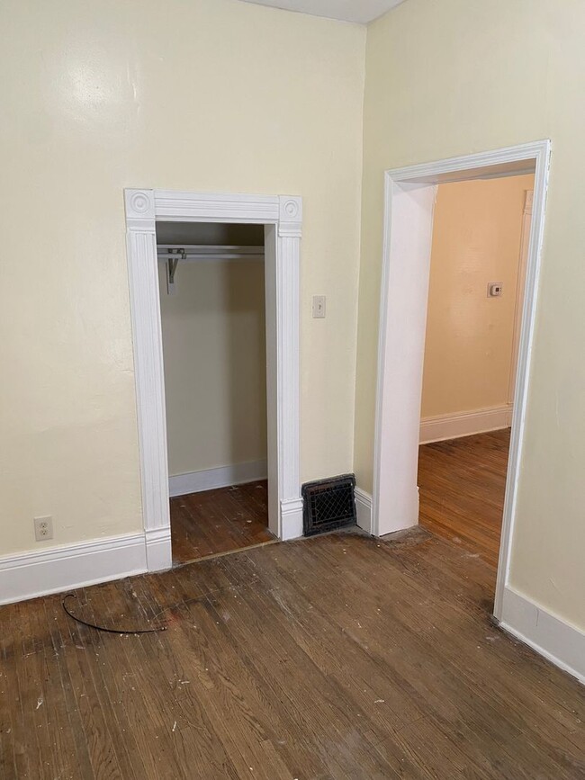 Building Photo - 2 Bedroom Bungalow Near Downtown