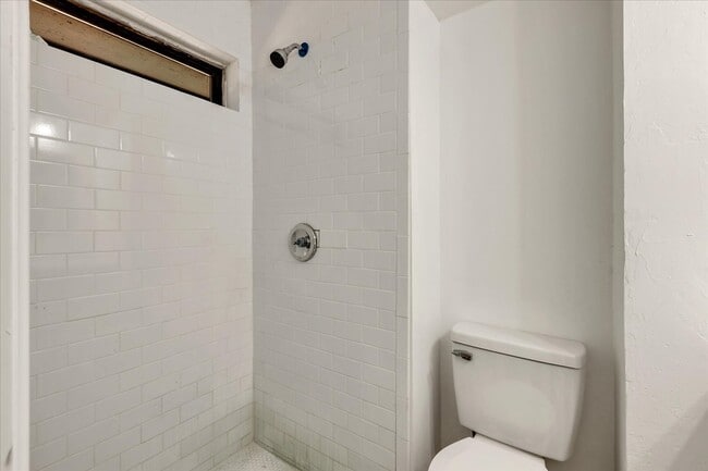 Building Photo - 9710 N Oak Cliff Dr