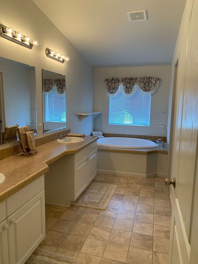 Building Photo - WINTER RENTAL -- 3 Bedroom 2 Bath Home