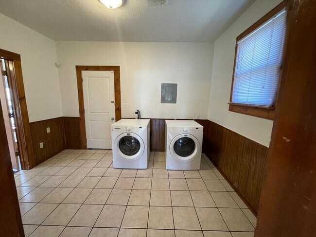 Building Photo - ADORABLE 2 BEDROOM 1 BATHROOM HOUSE IN CENTRAL NORMAN