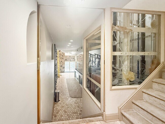 Building Photo - 602 S Front St