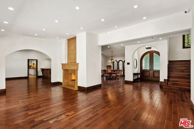 Building Photo - 2108 San Ysidro Dr