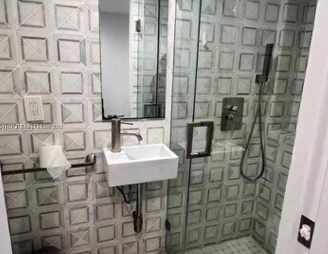 Building Photo - 2457 Collins Ave