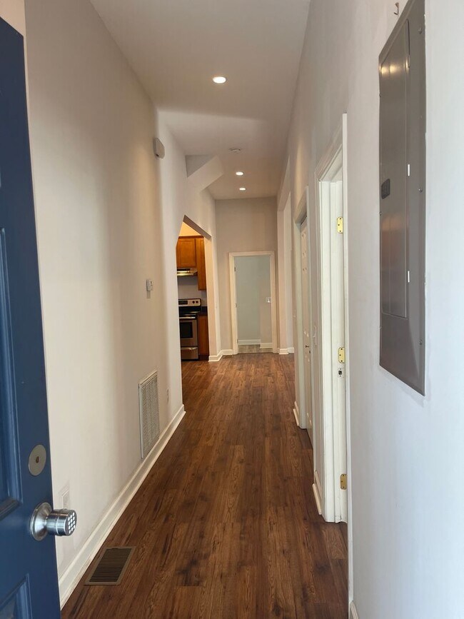 Building Photo - Newly Renovated 2B Apartment just Blocks f...