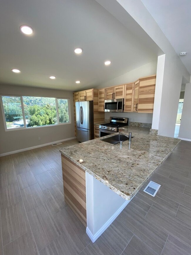 Building Photo - 3 Bed-2 Bath Single Story Home Lakeside with RV parking