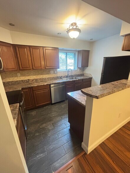 Building Photo - 94 Briarview Cir