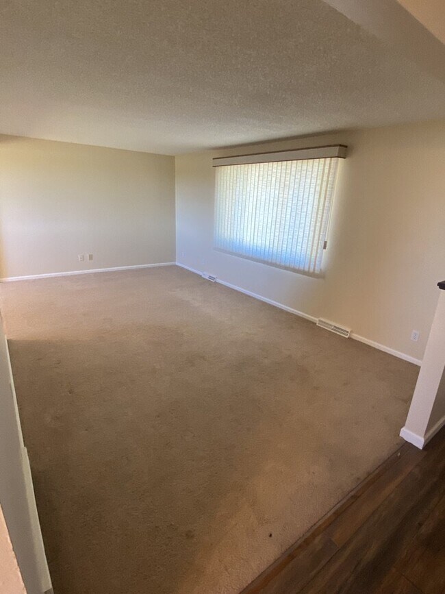 Building Photo - AVAILABLE IMMEDIATELY! Five bedroom house ...