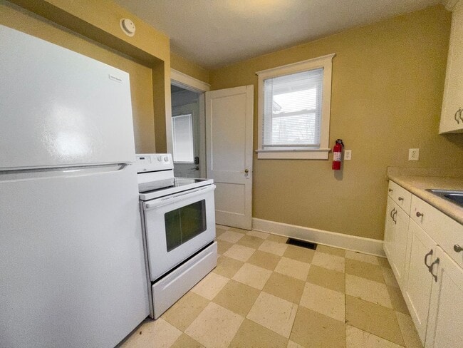 Building Photo - PRELEASING for AUGUST! Close to Campus