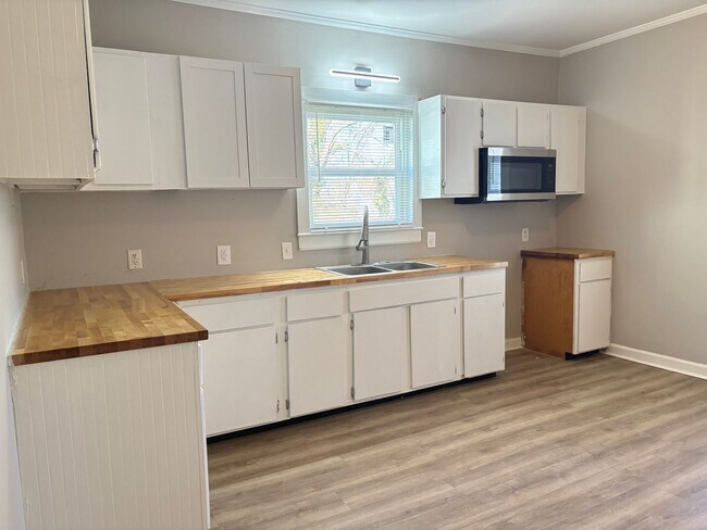 Building Photo - 3 Bedroom, 1 Bathroom House in Reidsville!