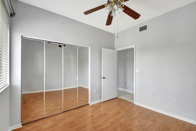 Building Photo - 107 Half Moon Cir