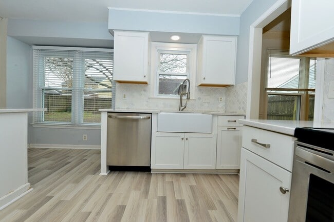 Building Photo - Gourmet Kitchen!