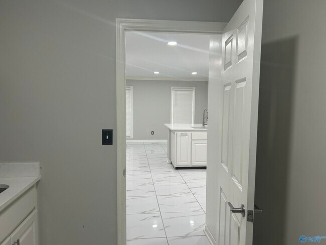 Building Photo - 2012 Fairway Hills Dr