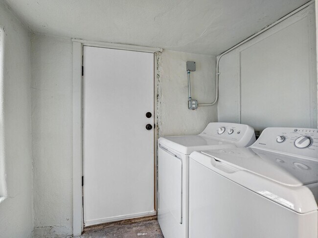 Building Photo - 2 Bed 1 Bath House in Westwood Neighborhood