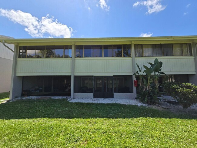 Building Photo - Stunning 2 Bed / 2.5 Bath Townhouse with G...