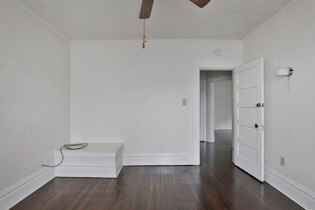 Building Photo - 5br,1.5ba, FREE off-street parking, huge f...