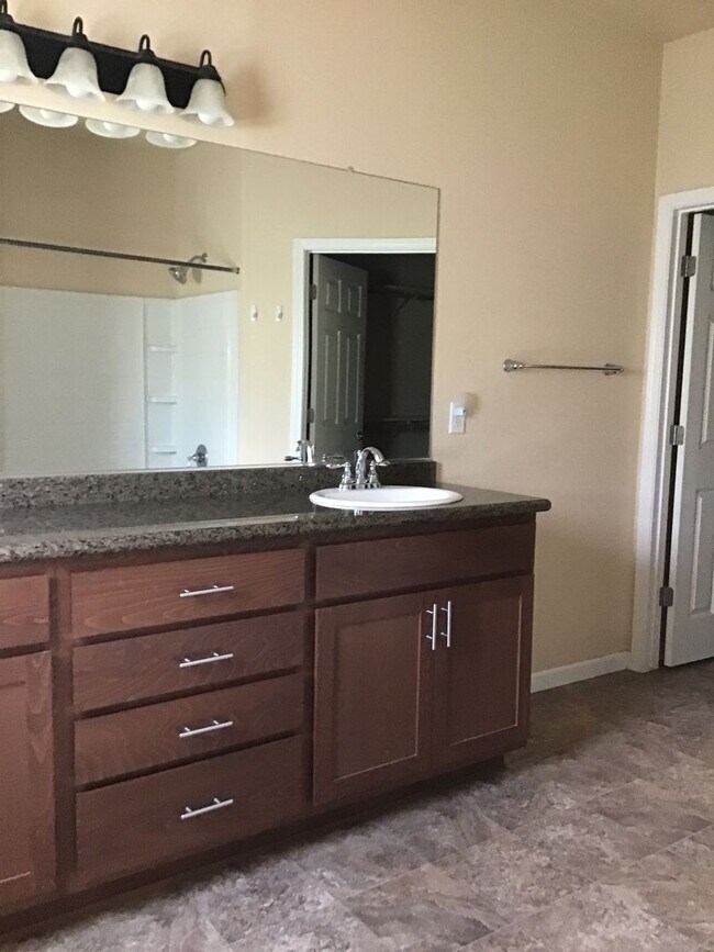 Building Photo - Beautiful Home - $200.00 of first month's rent