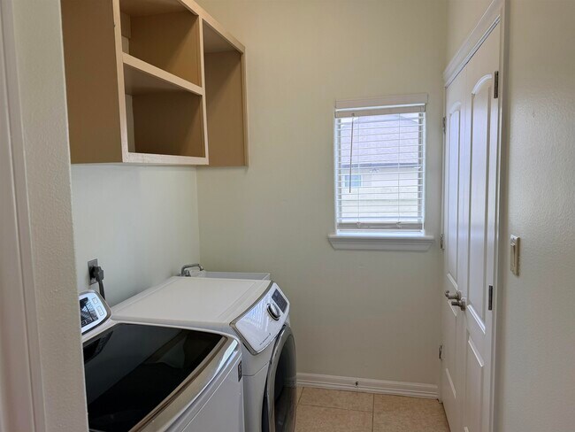 Building Photo - 7221 Lake Victoria Rd