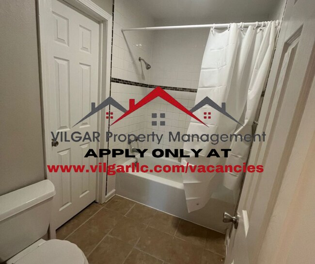 Building Photo - Spacious 3 Bed / 1.5 Bath Town-Home in Mer...