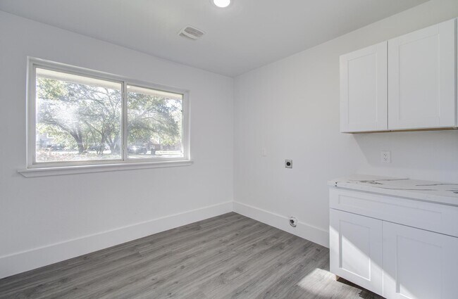 Building Photo - 595 River Plantation Dr