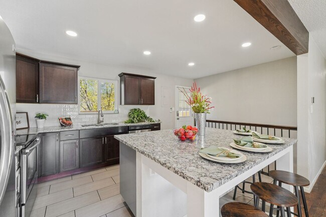 Building Photo - 4 Bed Beauty on West Side!