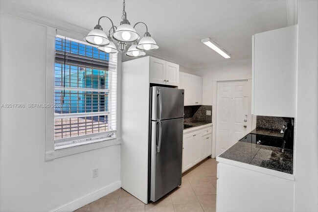 Building Photo - 713 Collins Ave